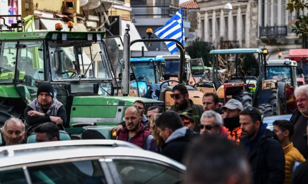 Εντείνουν τις κινητοποιήσεις τους οι αγρότες - Έκλεισαν τον κόμβο Ε65 στην Γυρτώνη (βίντεο)